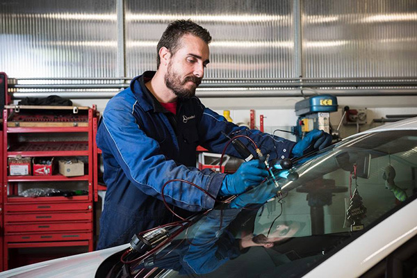 Lozza SpA esegue interventi di riparazione o sostituzione di vetri e parabrezza dell'auto a Bergamo
